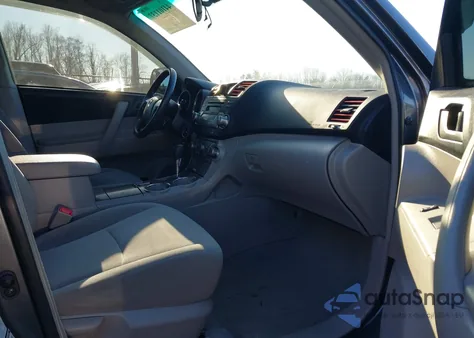 2010 Toyota Highlander Base V6 из США, поврежденный, VIN 5TDBK3EH3AS027713